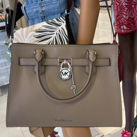 MICHAEL KORS HAMILTON MEDIUM SATCHEL
COLOR: Dusk
NWT - Picture 14 of 16